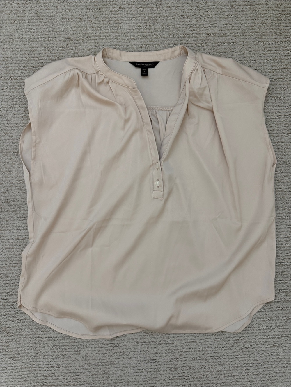 Banana Republic Cream Split V-Neck Sleeveless Blouse
